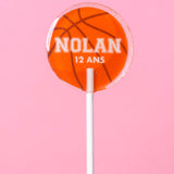 Sucette personnalisée au prénom ballon de basket orange, lettres style college – cadeau invité anniversaire sport