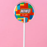 Sucette personnalisée au prénom briques de construction multicolores – cadeau invité anniversaire enfant