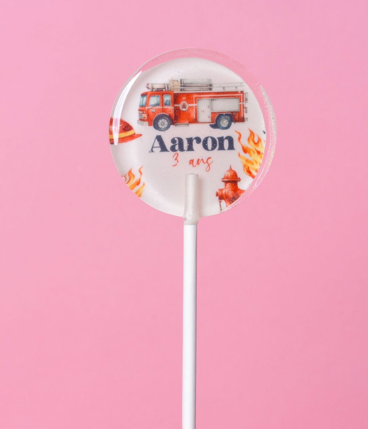 Sucette personnalisée au prénom thème pompier, camion rouge et flammes en aquarelle – cadeau invité anniversaire enfant