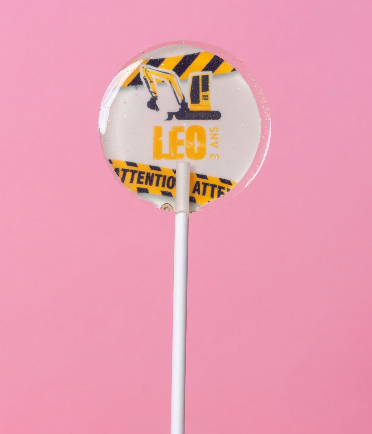 Sucette personnalisée au prénom thème chantier, pelleteuse jaune et rubalise – cadeau invité anniversaire enfant