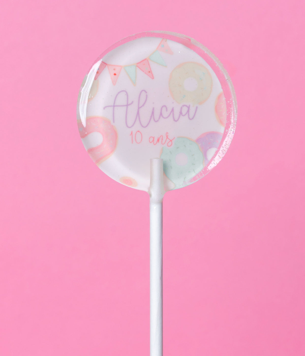 Sucette personnalisée au prénom donuts pastel et fanions – cadeau invité anniversaire enfant