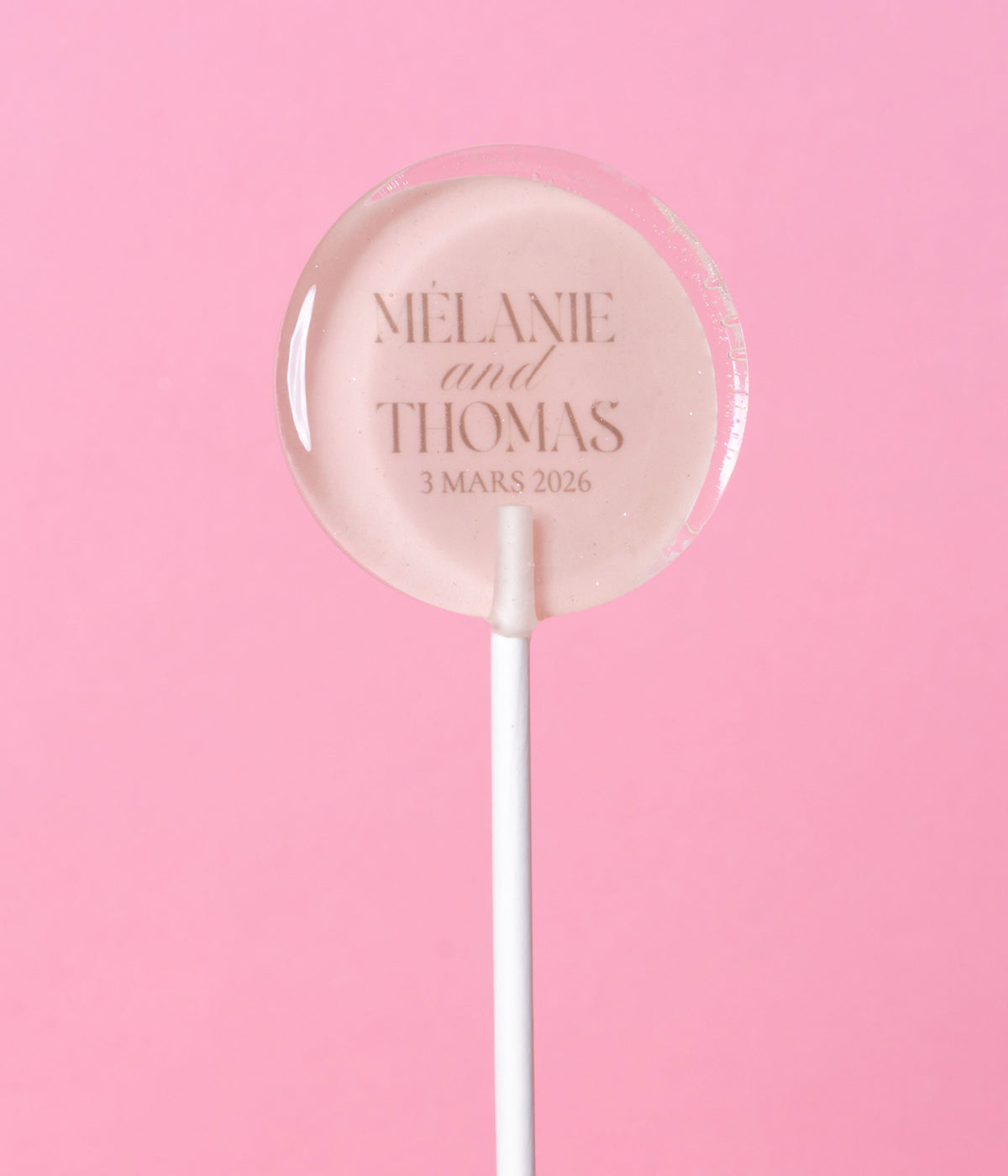Sucette personnalisée aux prénoms des mariés sur fond rose poudré – cadeau invité mariage